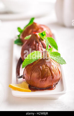 Fig poché au vin rouge avec du miel Banque D'Images