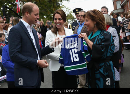 Le duc et la duchesse de Cambridge est présenté avec sports shirts personnalisés de Prince George et de la princesse Charlotte par le gouverneur de la Colombie-Britannique, Christy Clark à l'organisme de soins sociaux, Cridge Centre for the Family, à Victoria au cours de la tournée royale du Canada. Banque D'Images