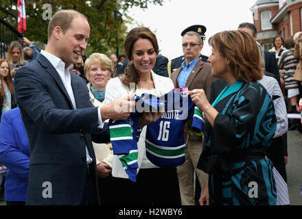 Le duc et la duchesse de Cambridge est présenté avec sports shirts personnalisés de Prince George et de la princesse Charlotte par le gouverneur de la Colombie-Britannique, Christy Clark à l'organisme de soins sociaux, Cridge Centre for the Family, à Victoria au cours de la tournée royale du Canada. Banque D'Images