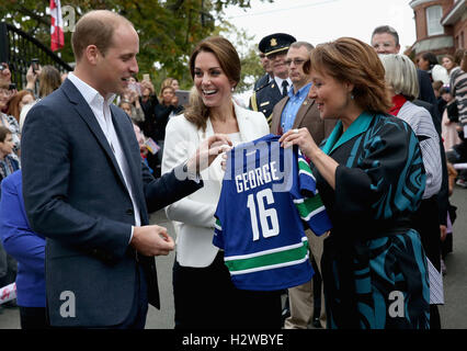 Le duc et la duchesse de Cambridge est présenté avec sports shirts personnalisés de Prince George et de la princesse Charlotte par le gouverneur de la Colombie-Britannique, Christy Clark à l'organisme de soins sociaux, Cridge Centre for the Family, à Victoria au cours de la tournée royale du Canada. Banque D'Images