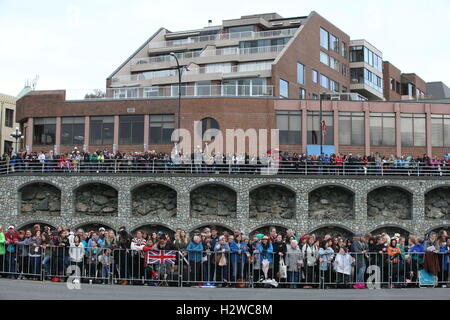 La foule attendant l'arrivée du duc et de la duchesse de Cambridge, Prince George et la Princesse Charlotte d'assister à une cérémonie pour marquer leur départ à Victoria Harbour hydroaérodrome à Victoria au cours de la tournée royale du Canada. Banque D'Images