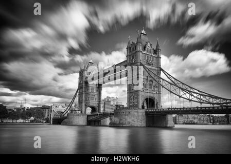 Tower Bridge sur la Tamise à Londres monochrome moody sky Banque D'Images