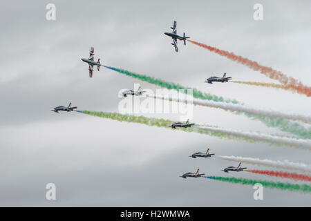 L'équipe de voltige aérienne militaire italien Frecce Tricolori effectuer certaines manœuvres compliquées au cours de leur affichage à l'RIAT Banque D'Images