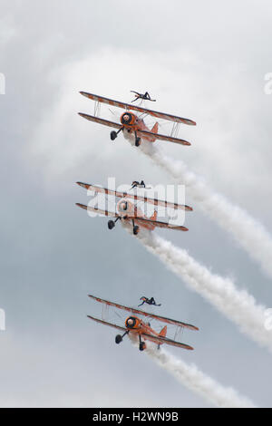 Les AeroSuperBatics team mis sur un affichage de wingwalkers dans leurs biplans Boeing Stearman au 2016 RIAT Banque D'Images