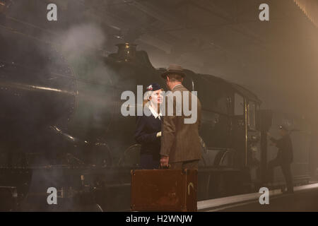 Est-ce un bonjour, ou un au revoir ? Nostalgique d'une reconstitution d'une scène typique de la gare de trains à vapeur, musée de Swindon Banque D'Images