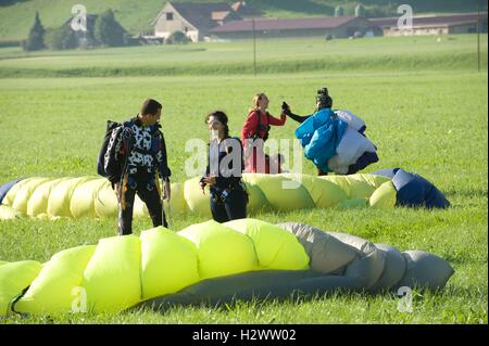 Heureux les gens après les débarquements heureux Banque D'Images