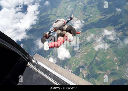 Maître Tandem prend femme sur son premier saut en parachute sur Gruyeres en Suisse. Banque D'Images