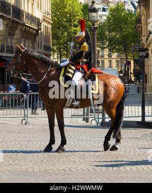 Paris, France-May 08, 2016 : l'officier de garde républicaine au cours de la commémoration du Jour de la Victoire dans la seconde guerre mondiale, Champs Elysées Banque D'Images