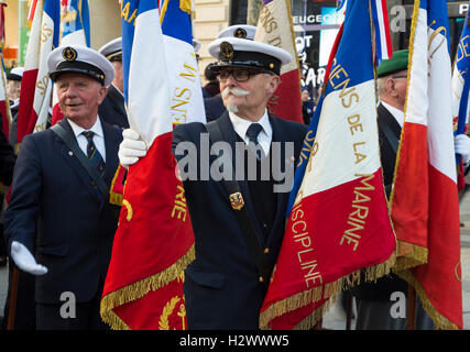 Paris ; France-March 12, 2016 : le français non identifiés participant à des anciens combattants de la Marine Parade militaire près de l'Arc de Triomphe . Banque D'Images