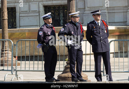 Paris, France-May 08 ; 2016 : les policiers non identifiés sur l'Avenue des Champs Elysées à Paris au cours de la commémoration de la Victoire Banque D'Images