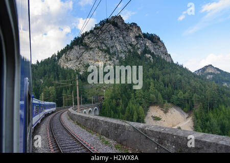 Semmering : train à Semmeringbahn (chemin de fer du Semmering), de la fenêtre, Kalte-Rinne-viaduc, Wiener Alpen, Alpes, Niederösterreich, Banque D'Images