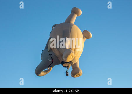 Forme spéciale hot air balloon aloft Banque D'Images