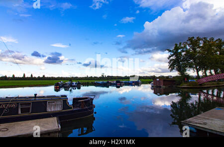 Canal Bateaux amarrés au port Meadow, Oxford illustrée de la rive opposée sur la Tamise. Banque D'Images