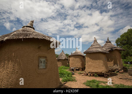 Maisons traditionnelles de boue et d'herbe de Réo, Burkina Faso, Afrique de l'Ouest. Banque D'Images