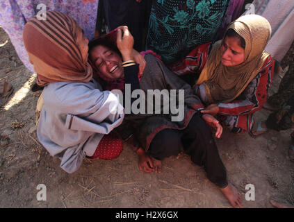 Srinagar, Inde. 06Th Oct, 2016. Femme battre sa poitrine dans la douleur alors que d'autres essaient de la consoler pendant la procession funéraire de Muzaffar Ahmad Pandit Check-e-kawoosa Buddgam dans le centre du quartier du Cachemire indien, dans le Cachemire sous contrôle. Pandit a été frappé par de chauffage lors d'affrontements entre forces de sécurité et manifestants. © Umer Asif/Pacific Press/Alamy Live News Banque D'Images