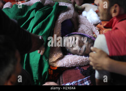 Srinagar, Inde. 06Th Oct, 2016. (NOTE de l'ÉDITEUR : Image représente la mort)Des milliers de personnes ont participé à la prière funéraire de Muzaffar Ahmad Pandit au cours d'une procession funéraire à CHEK-e-Kawoosa Buddgam dans le centre du quartier du Cachemire, sur les Indiens du Cachemire contrôlé en. Pandit a été frappé par de chauffage lors d'affrontements entre forces de sécurité et manifestants. © Umer Asif/Pacific Press/Alamy Live News Banque D'Images