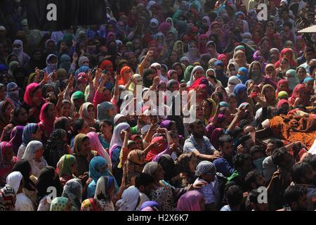 Srinagar, Inde. 06Th Oct, 2016. Les femmes du Cachemire pour protester contre l'assassinat de Muzaffar Ahmad Pandit durant son cortège funéraire Check-e-kawoosa Buddgam dans le centre du quartier du Cachemire indien, dans le Cachemire sous contrôle. Pandit a été frappé par de chauffage lors d'affrontements entre forces de sécurité et manifestants. © Umer Asif/Pacific Press/Alamy Live News Banque D'Images