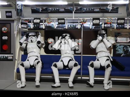 Jakarta, Indonésie. 06Th Oct, 2016. Trois Strom Trooper action figures de la franchise Star Wars représentant les trois singes sages. Ensemble, ils incarnent le proverbial principe 'voir aucun mal, ne rien entendre, ne rien dire" © Gusti Aldi/Pacific Press/Alamy Live News Banque D'Images