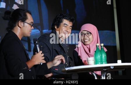 Jakarta, Indonésie. 06Th Oct, 2016. Hiroshi Fujioka smiles pour un membre d'un public qui voulait ouverture sa photo. © Gusti Aldi/Pacific Press/Alamy Live News Banque D'Images