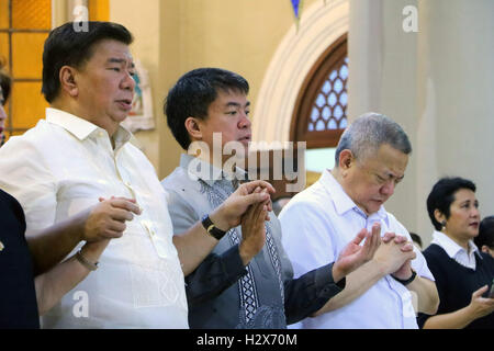 Aux Philippines. 06Th Oct, 2016. Le sénateur Drillon (à gauche), le sénateur Pimentel (centre) et Jun Santiago (droite) prié pendant le service de masse Sen. Miriam Defensor Santiago à Cathédrale de l'Immaculée Conception à Quezon City. Sen. Santiago note de loin en septembre dernier 29, 2016 en raison de son cancer du poumon de stade 4 et il est l'un des candidats aux élections présidentielles de 2016. © Gregorio B. Dantes Jr./Pacific Press/Alamy Live News Banque D'Images