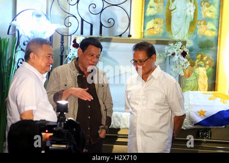 Aux Philippines. 09Th Oct, 2016. Le président Rodrigo Duterte (centre) a visité le service et l'aide par Jun Santiago (mari de Sen. Santiago, à gauche) et le Sén. frère (à droite) au cours de la suite de Sen. Miriam Defensor Santiago à Cathédrale de l'Immaculée Conception à Quezon City. Sen. Santiago note de loin en septembre dernier 29, 2016 en raison de son cancer du poumon de stade 4 et il est l'un des candidats aux élections présidentielles de 2016. © Gregorio B. Dantes Jr./Pacific Press/Alamy Live News Banque D'Images