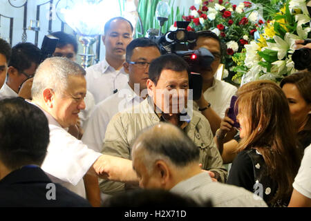 Aux Philippines. 09Th Oct, 2016. Jun Santiago (mari de Sen. Santiago, à gauche) a aidé le Président Rodrigo Duterte (centre) tout en parlant Ilocos Norte Gouverneur Maria Josefa Imelda Romualdez Marcos "Imee" (à droite) au cours de la suite de Sen. Miriam Defensor Santiago à Cathédrale de l'Immaculée Conception à Quezon City. Sen. Santiago note de loin en septembre dernier 29, 2016 en raison de son cancer du poumon de stade 4 et il est l'un des candidats aux élections présidentielles de 2016. © Gregorio B. Dantes Jr./Pacific Press/Alamy Live News Banque D'Images