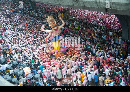 Mumbai / Inde 15 septembre 2016 foule immense à procession religieuse lors de Ganpati ganesha Inde Mumbai cérémonie d'immersion. Banque D'Images