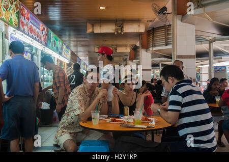 Diners dans la cour alimentaire marché Tekka dans Little India, Singapour Banque D'Images