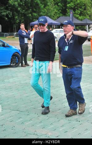 Chris Evans assiste à Carfest Nord avec sa femme et ses enfants avec : Chris Evans, Natasha Shishmanian, Noah Nicolas Martin Evans, Jade Evans, Eli Alfred Michael Evans Où : Liverpool, Royaume-Uni Quand : 30 juillet 2016 Banque D'Images