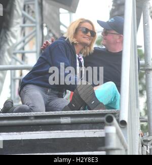 Chris Evans assiste à Carfest Nord avec sa femme et ses enfants avec : Chris Evans, Natasha Shishmanian, Noah Nicolas Martin Evans, Jade Evans, Eli Alfred Michael Evans Où : Liverpool, Royaume-Uni Quand : 30 juillet 2016 Banque D'Images