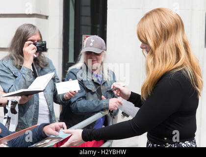 Bryce Dallas Howard en photo de quitter le studio de Radio 2 après la promotion de 'Pete's Dragon' Avec : Bryce Dallas Howard Où : London, Royaume-Uni Quand : 01 août 2016 Banque D'Images