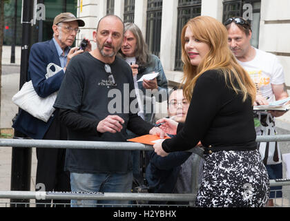 Bryce Dallas Howard en photo de quitter le studio de Radio 2 après la promotion de 'Pete's Dragon' Avec : Bryce Dallas Howard Où : London, Royaume-Uni Quand : 01 août 2016 Banque D'Images