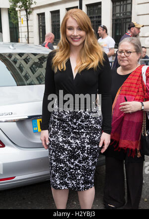 Bryce Dallas Howard en photo de quitter le studio de Radio 2 après la promotion de 'Pete's Dragon' Avec : Bryce Dallas Howard Où : London, Royaume-Uni Quand : 01 août 2016 Banque D'Images