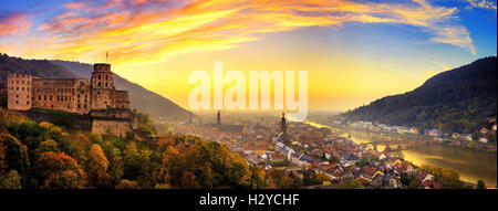 Heidelberg, Allemagne, vue panoramique aérienne au crépuscule, avec ciel coucher de soleil coloré, le château, le Neckar et le Vieux Pont Banque D'Images