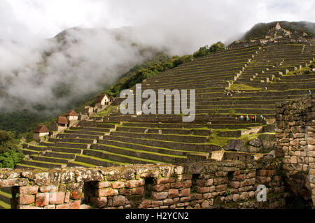 Terrasses à l'intérieur du complexe archéologique de Machu Picchu. Machu Picchu est une ville d'altitude dans les montagnes des Andes dans modern Banque D'Images