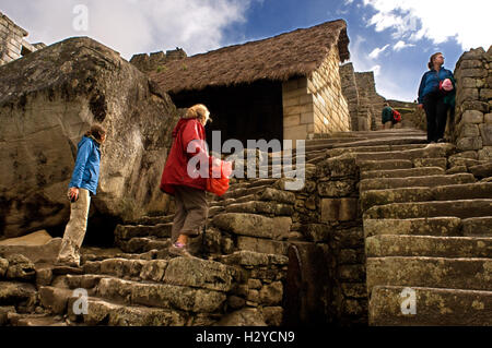 Les touristes à l'intérieur du complexe archéologique de Machu Picchu. Machu Picchu est une ville d'altitude dans les montagnes des Andes dans modern Banque D'Images