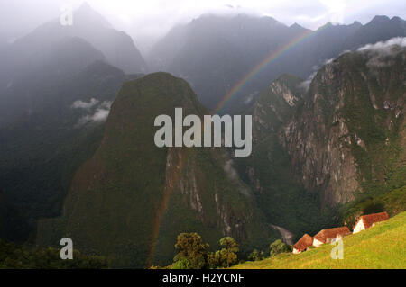 Vue sur les montagnes voisines à Machu Picchu. Machu Picchu est une ville située dans la cordillère des Andes, au Pérou moderne. Il se trouve Banque D'Images