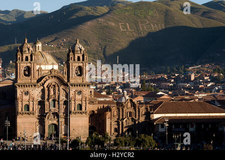 La Cathédrale de Cuzco sur la Plaza de Armas. Cuzco. Situé dans les Andes péruviennes, Cuzco, élaboré en vertu de la règle de l'Inca Pachacutec, Banque D'Images