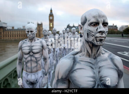 Vingt modèles qui ont été transformés en robots « humanoïdes » posent sur le pont de Westminster à Londres pour lancer le nouveau drame télévisé de Sky Atlantic Westworld, qui commence le mardi 4 octobre à 21h00 sur Sky Atlantic et MAINTENANT TV. Banque D'Images