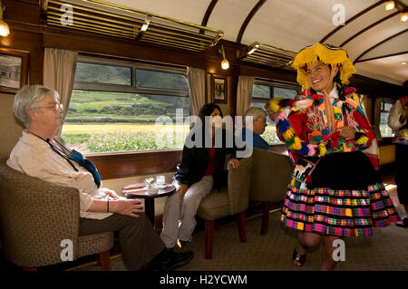 Communauté andine Explorer, bateau train de Cusco à Puno. Former à l'intérieur. Musiciens et danseurs en costumes traditionnels tour sur embellir t Banque D'Images