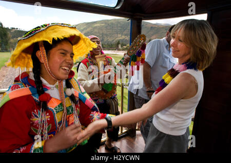 Communauté andine Explorer, bateau train de Cusco à Puno. Former à l'intérieur. Musiciens et danseurs en costumes traditionnels animent danse e Banque D'Images