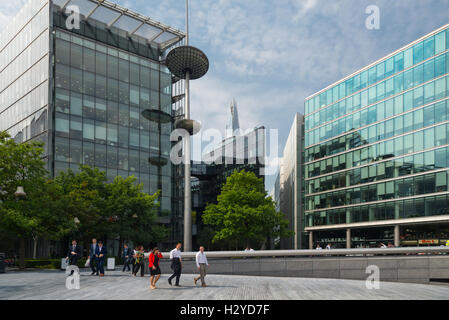 Les gens en face de l'office des bâtiments de plus London Riverside et le gratte-ciel le tesson en été, Londres, UK Banque D'Images