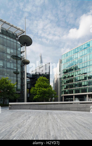 Immeubles de bureaux de plus London Riverside et le gratte-ciel le fragment à l'écope square en été, Londres, UK Banque D'Images