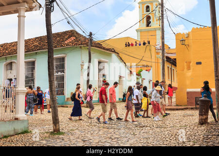 Groupe touristique marche autour de la ville historique de Trinidad, Cuba Banque D'Images