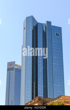 Siège de la Deutsche Bank Banque Sparkasse avec bâtiment en arrière-plan, du quartier financier, Francfort, Allemagne Banque D'Images