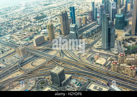 La route du centre-ville de Dubaï Banque D'Images