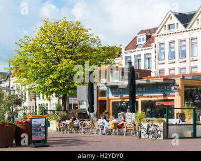 Les gens sur une terrasse de café sur Beestenmarkt dans la vieille ville de Leiden, Hollande méridionale, Pays-Bas Banque D'Images