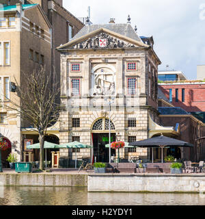 Avant de Waag, peser, en renforçant les capacités dans la vieille ville de Leiden, Hollande méridionale, Pays-Bas Banque D'Images