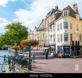 Scène de rue de Vismarkt en vieille ville de Leiden, Hollande méridionale, Pays-Bas Banque D'Images