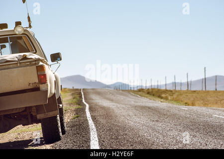 Location de SUV sur la route droite background Banque D'Images